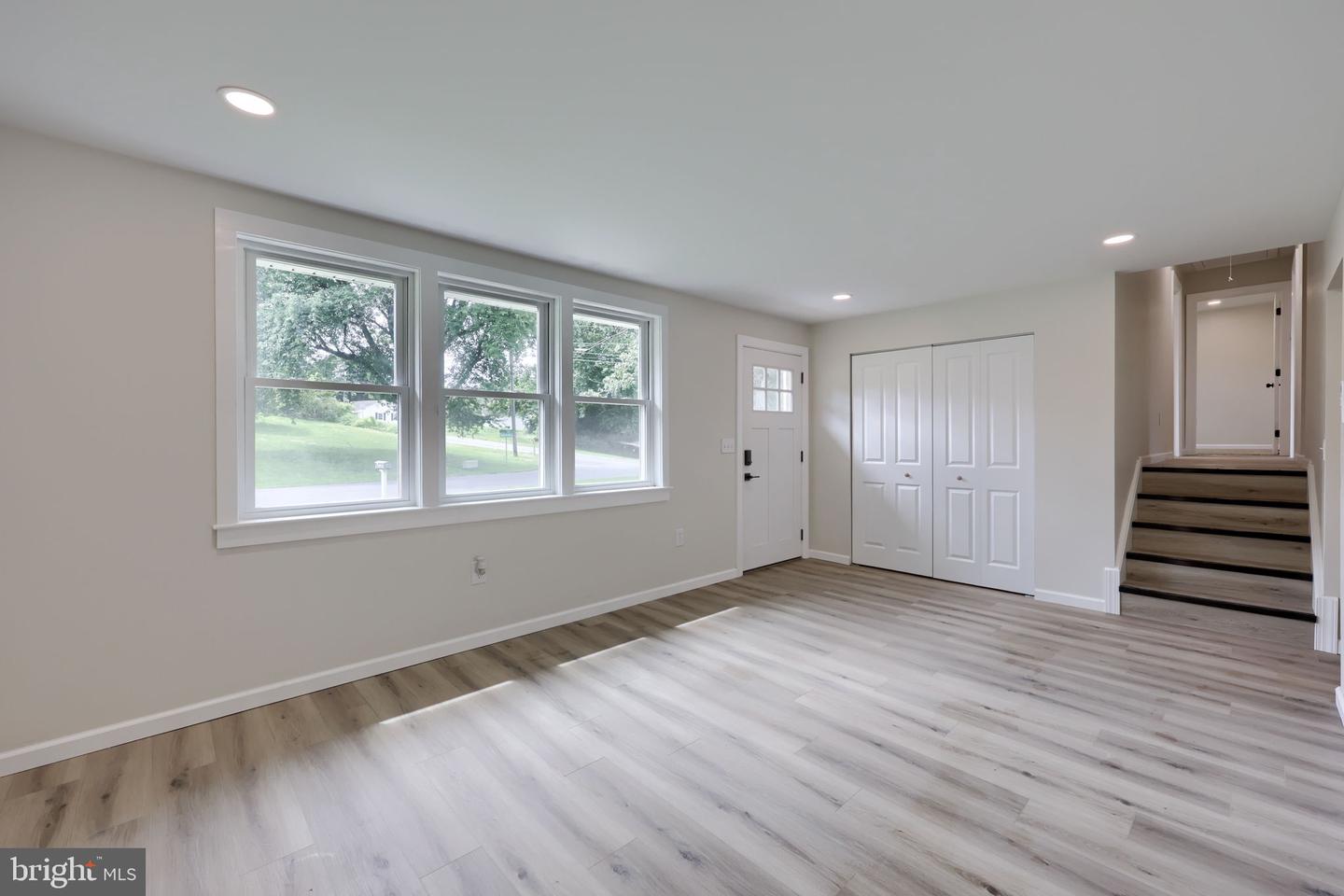 100 Spring Meadow Ln Property Photo 8