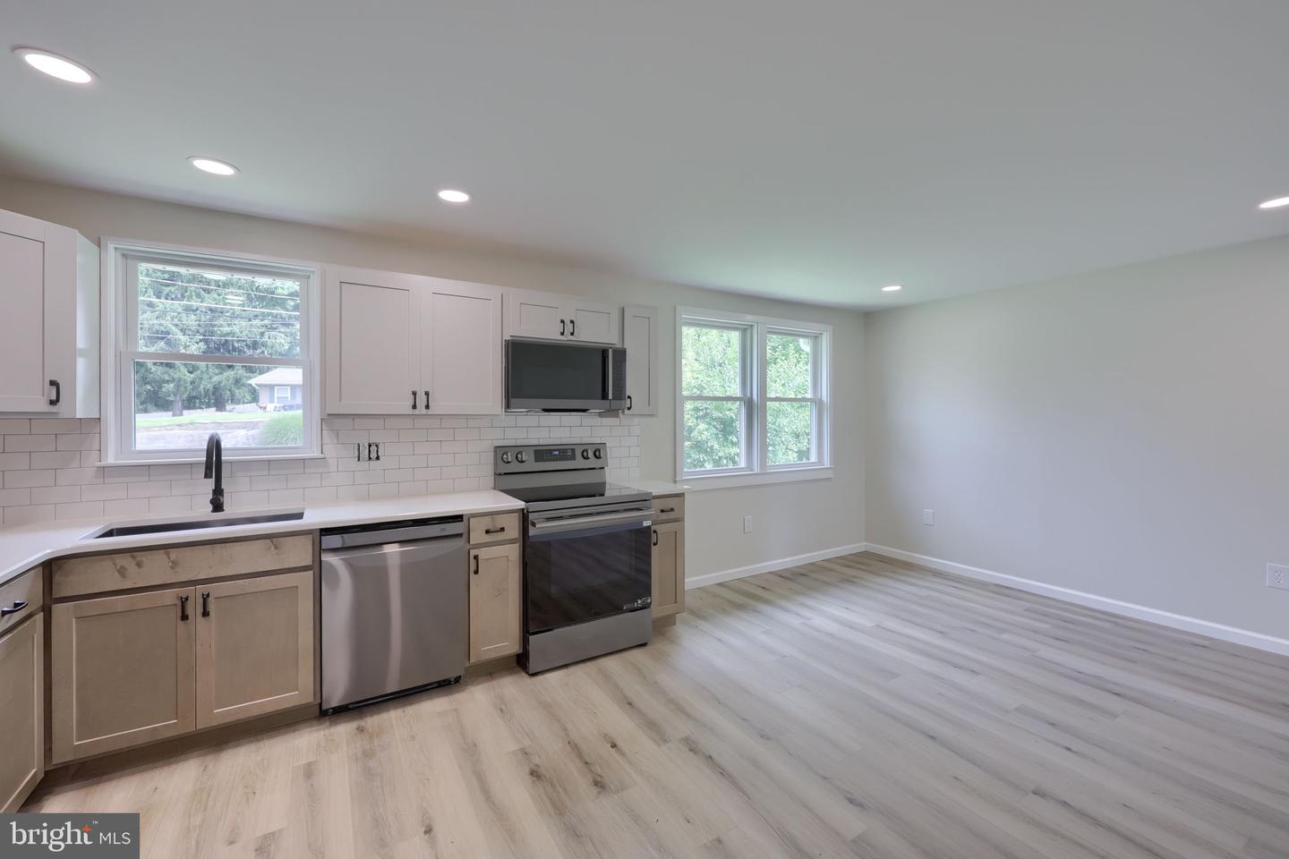 100 Spring Meadow Ln Property Photo 11