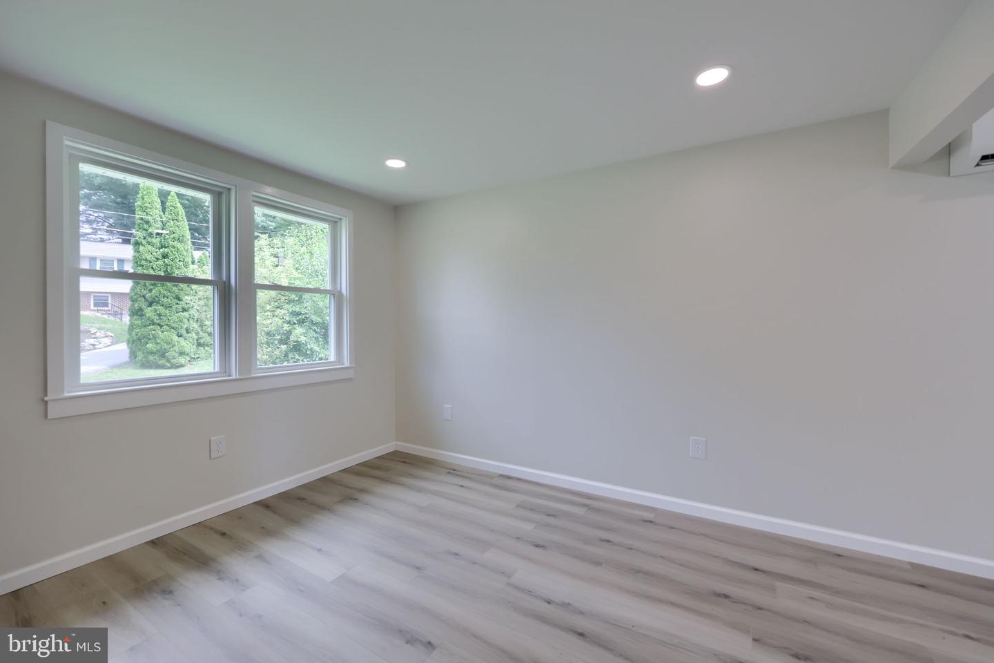 100 Spring Meadow Ln Property Photo 18