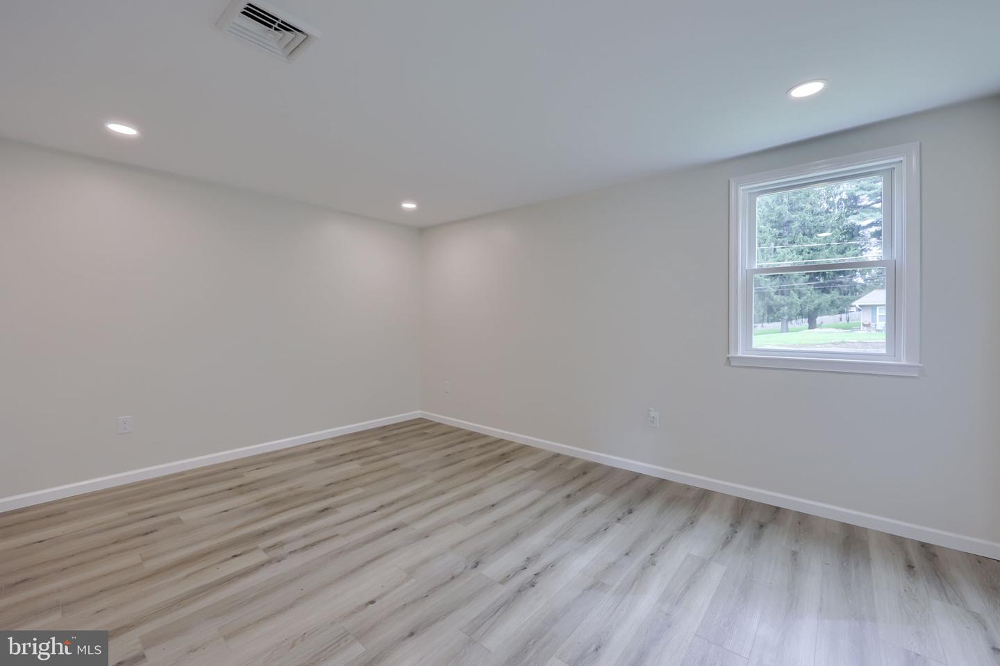 100 Spring Meadow Ln Property Photo 19