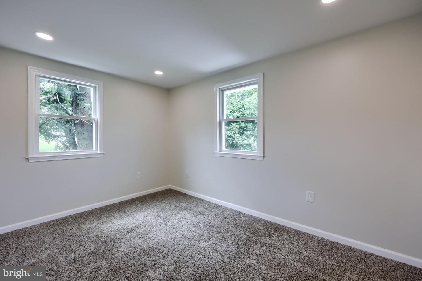 100 Spring Meadow Ln Property Photo 25