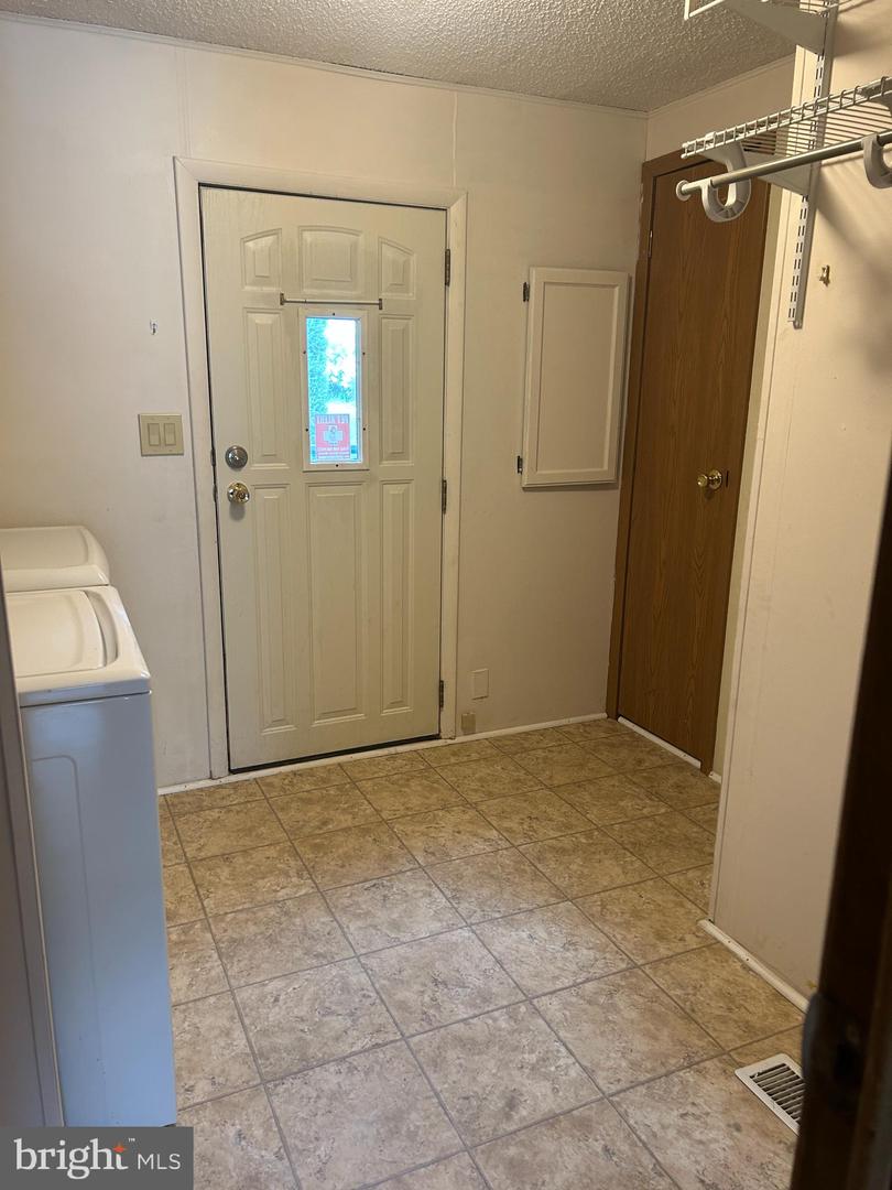 675 Lilac Dr Property Photo 2