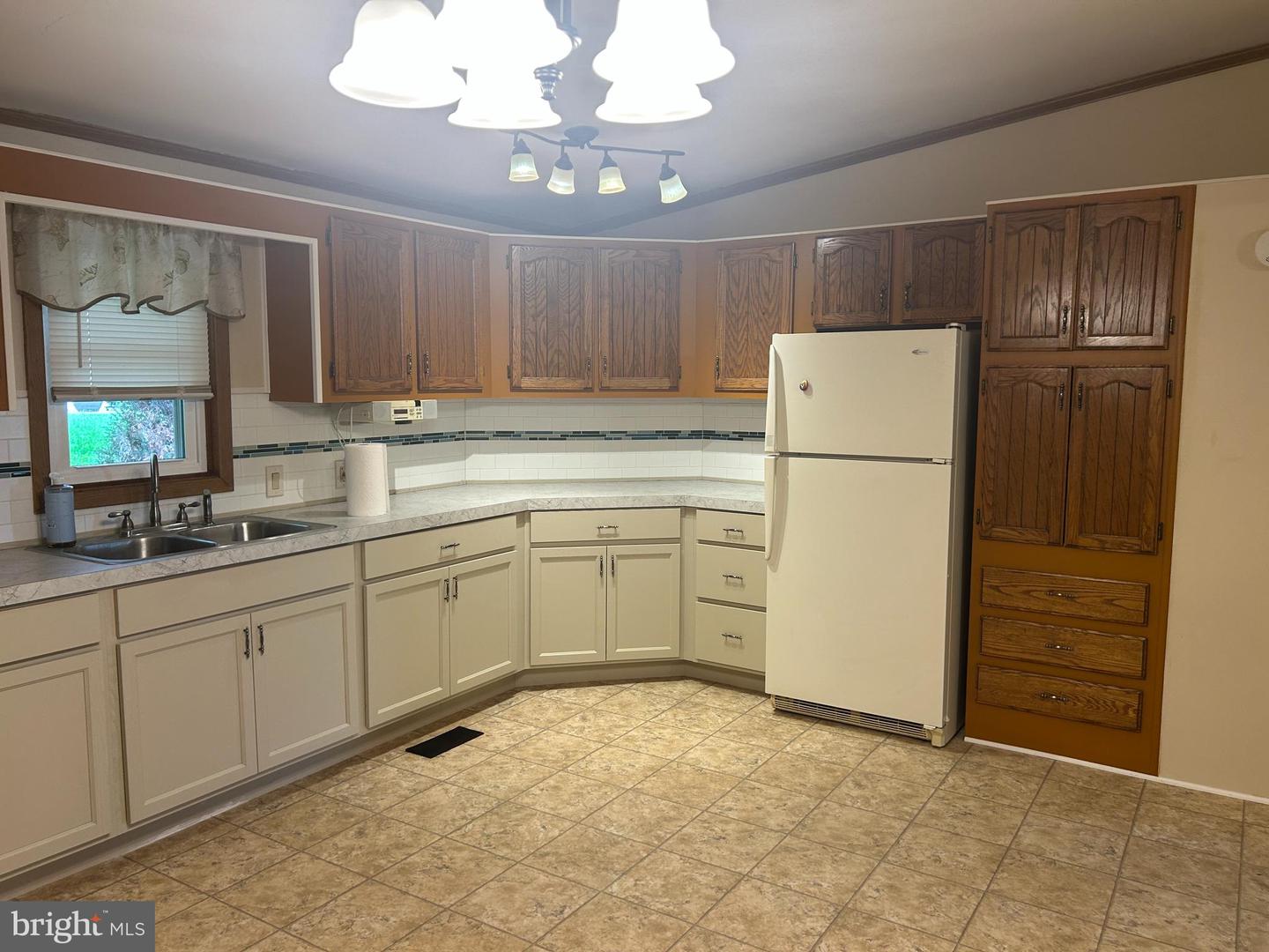 675 Lilac Dr Property Photo 3