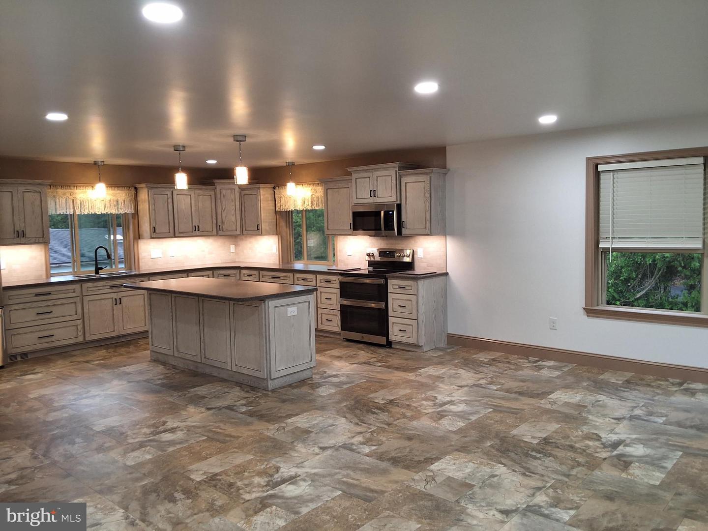 1689 Reading Rd Property Photo 4