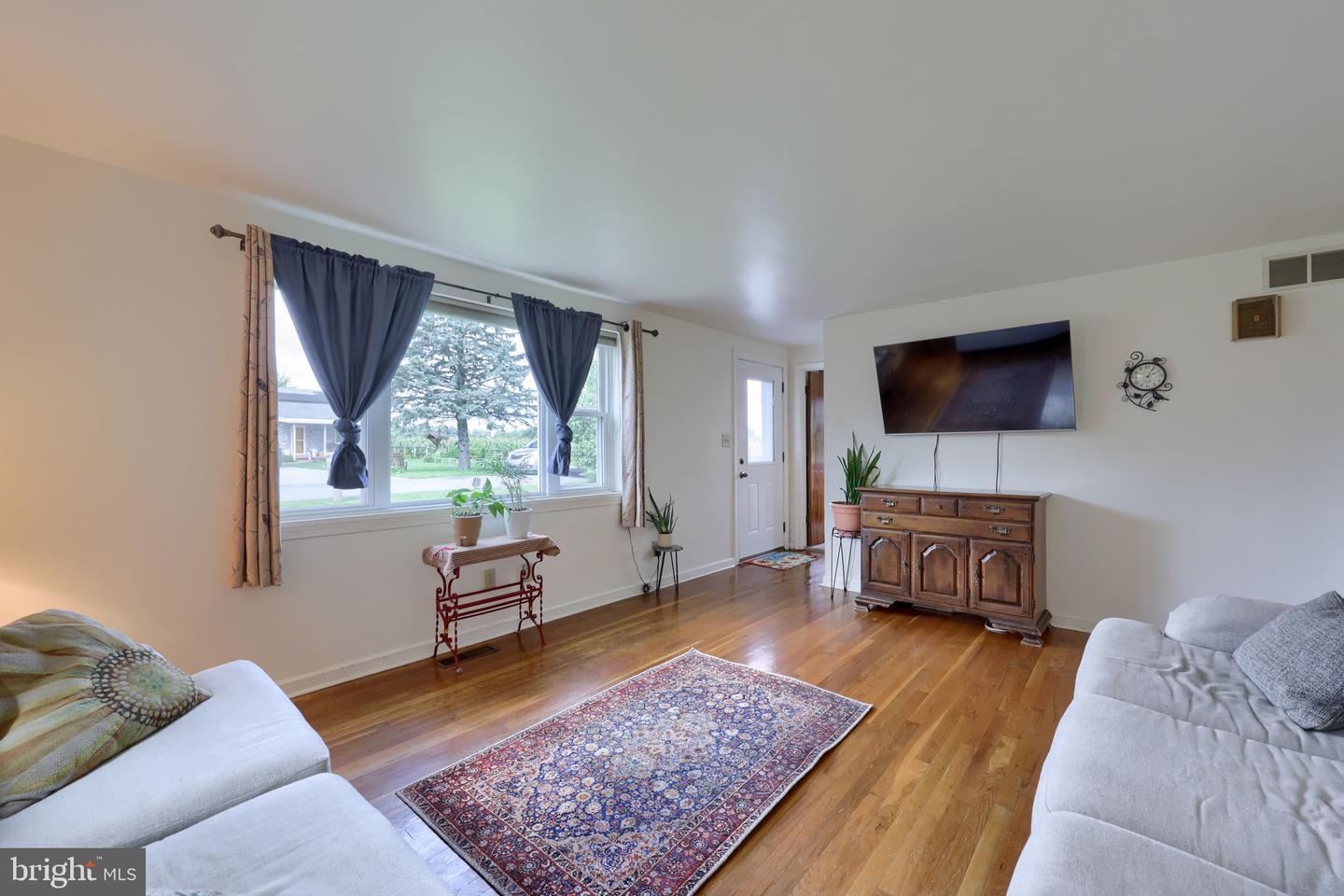 55 Larkspur Ln Property Photo 9