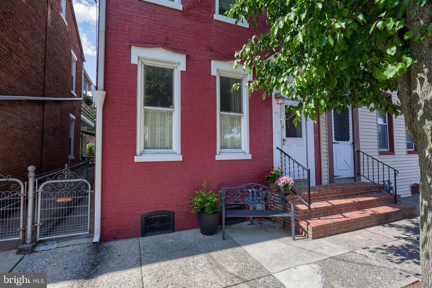 753 Locust St Property Photo 1