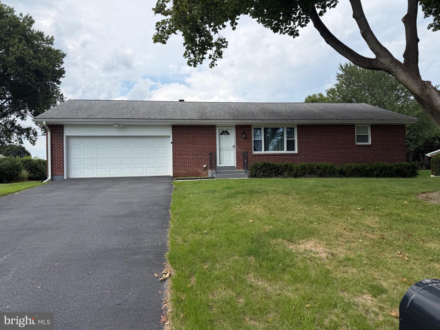 2633 SUTTON PL S Property Photo 1