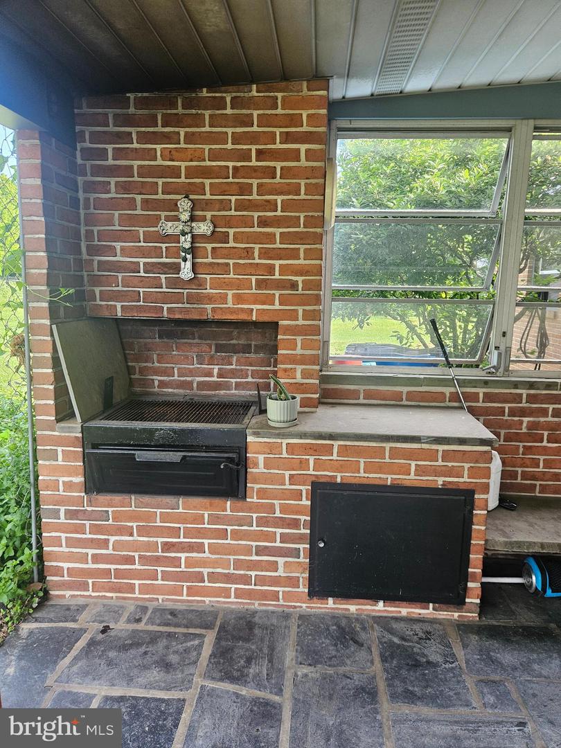 332 Indian Head Rd Property Photo 4