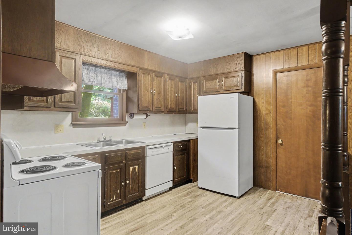 76 Buch Ave Property Photo 16