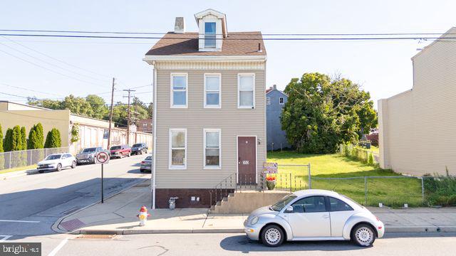 353 N 2ND ST Property Photo 1