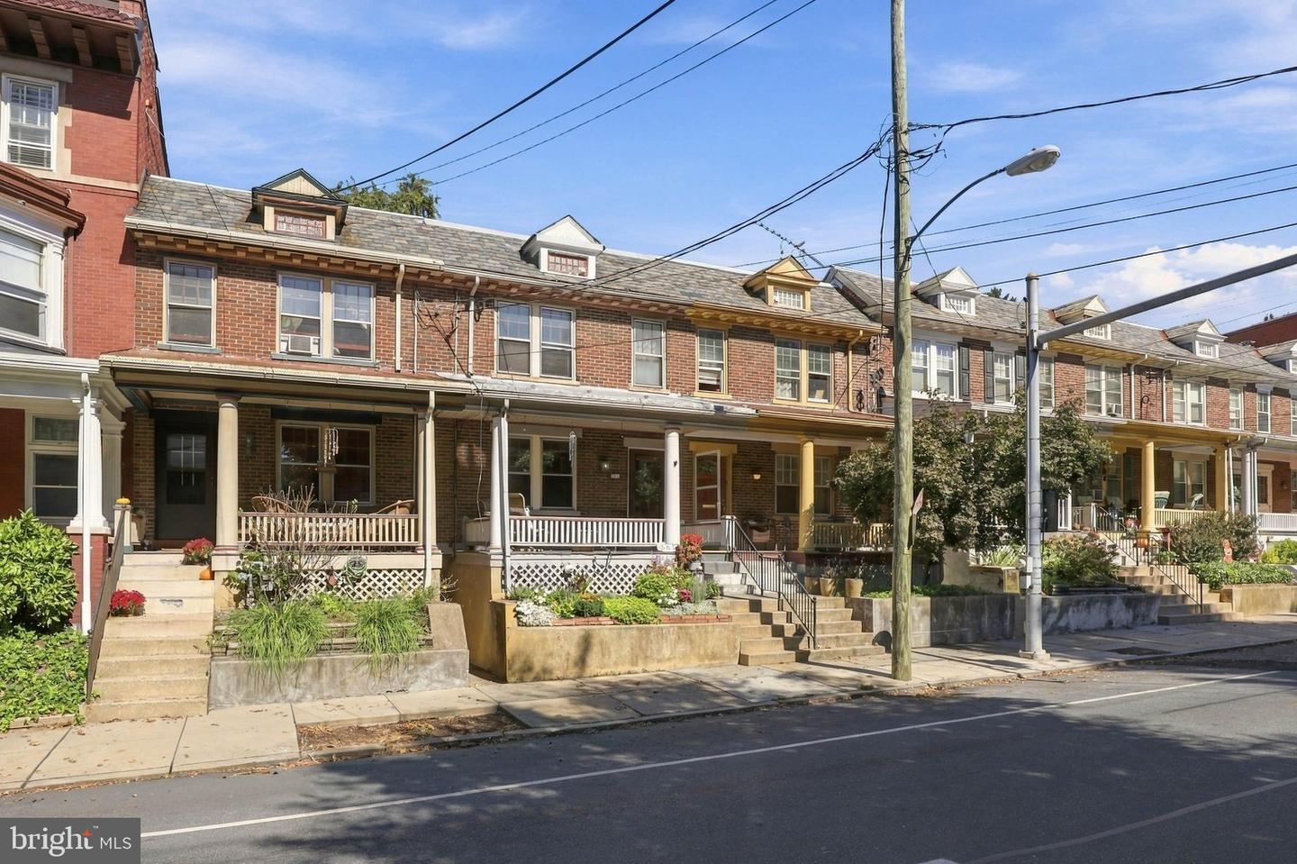 561 W Walnut St Property Photo 3