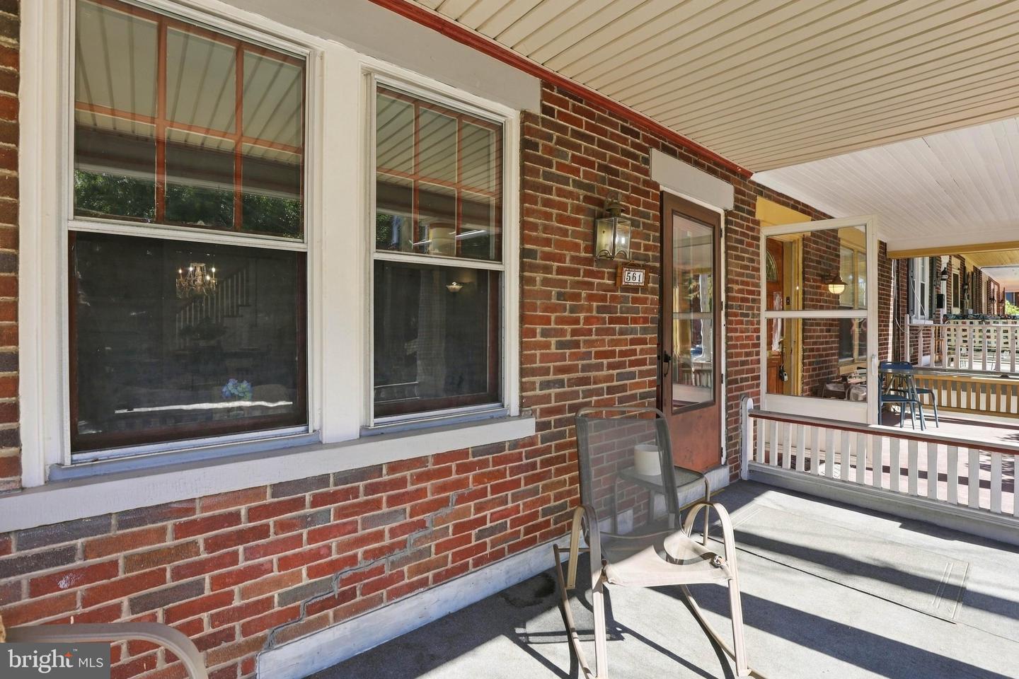 561 W Walnut St Property Photo 5