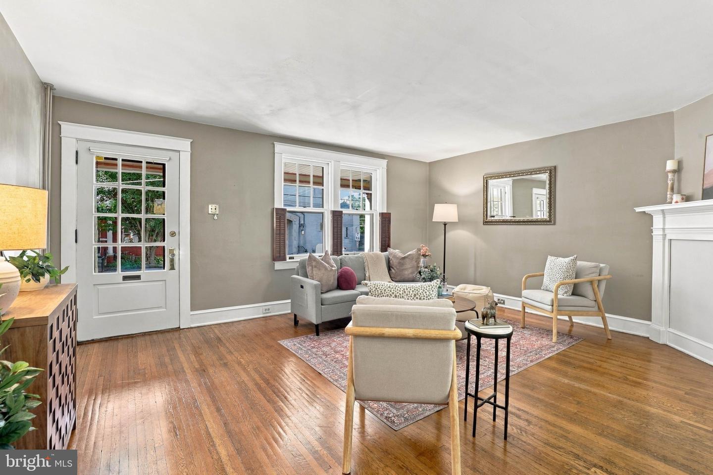 561 W Walnut St Property Photo 7