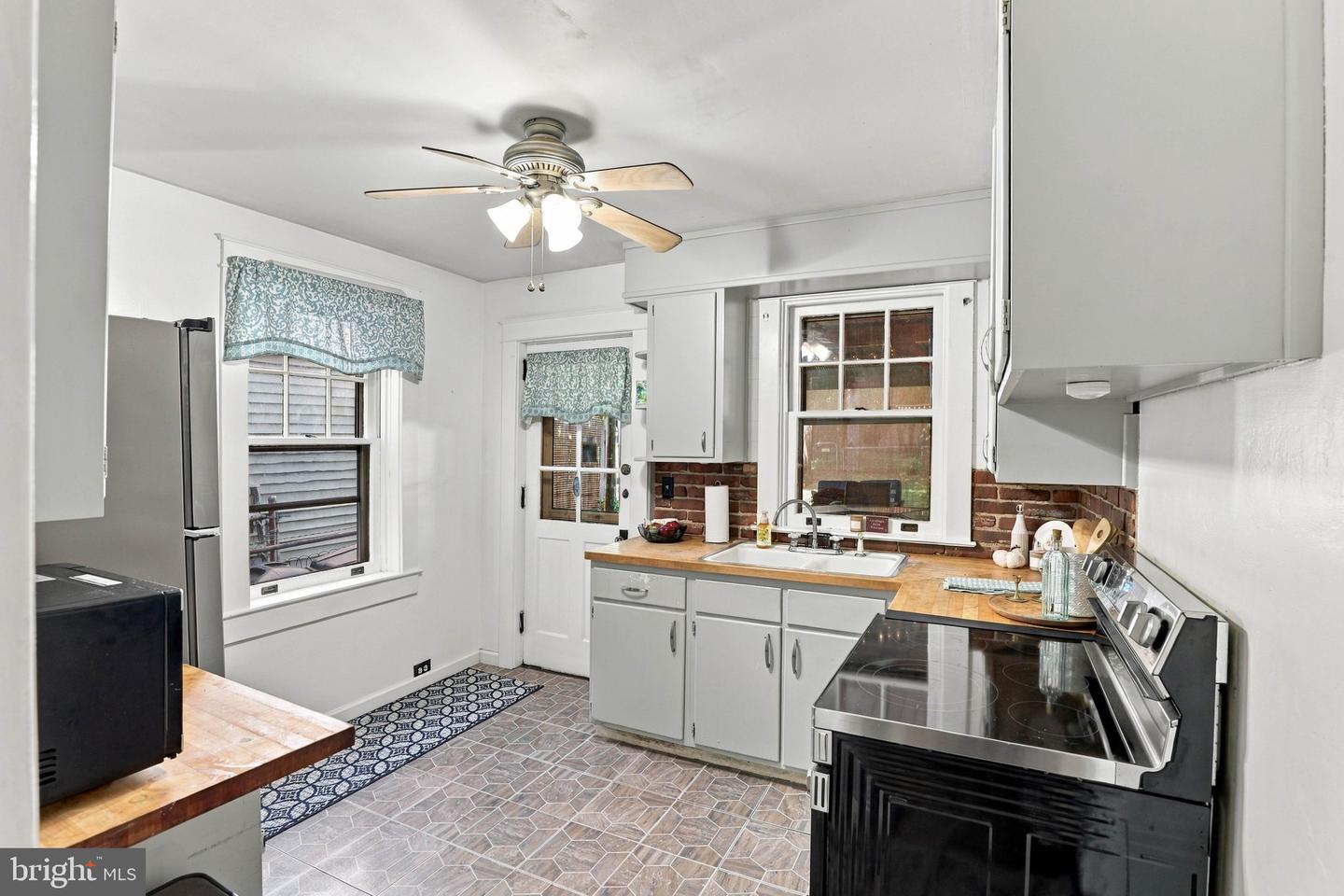 561 W Walnut St Property Photo 13