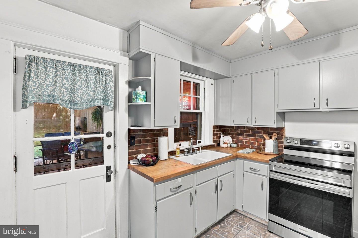 561 W Walnut St Property Photo 15