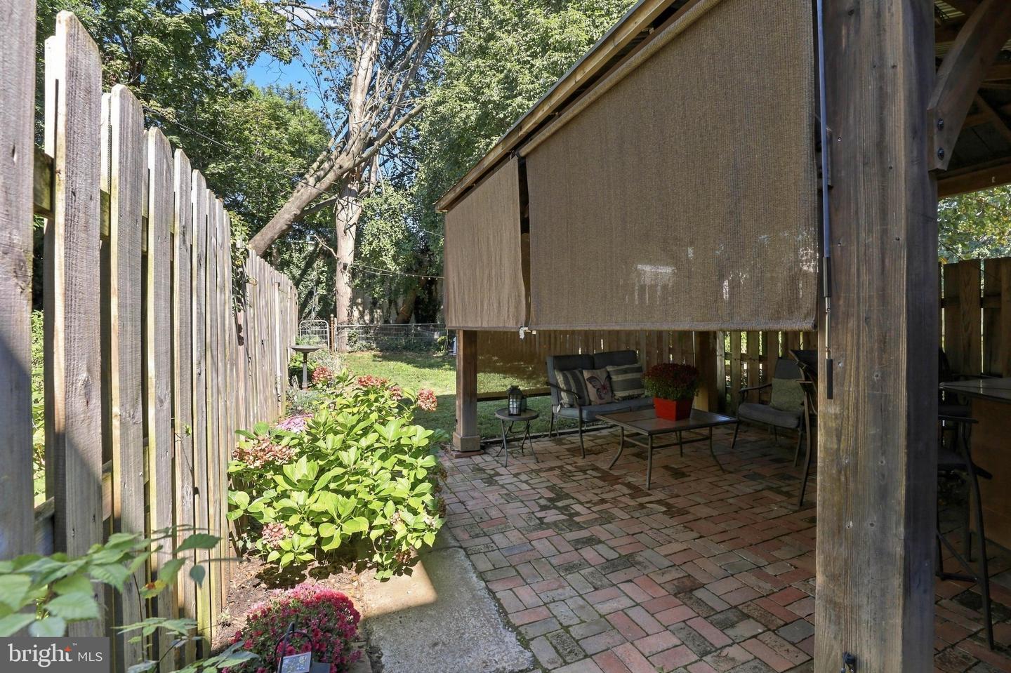 561 W Walnut St Property Photo 33