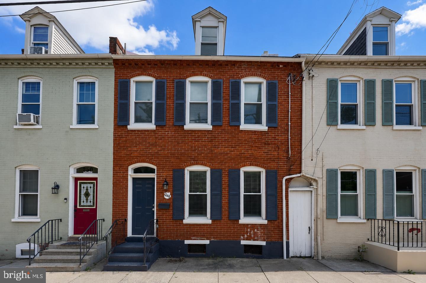 248 E WALNUT ST Property Photo 1