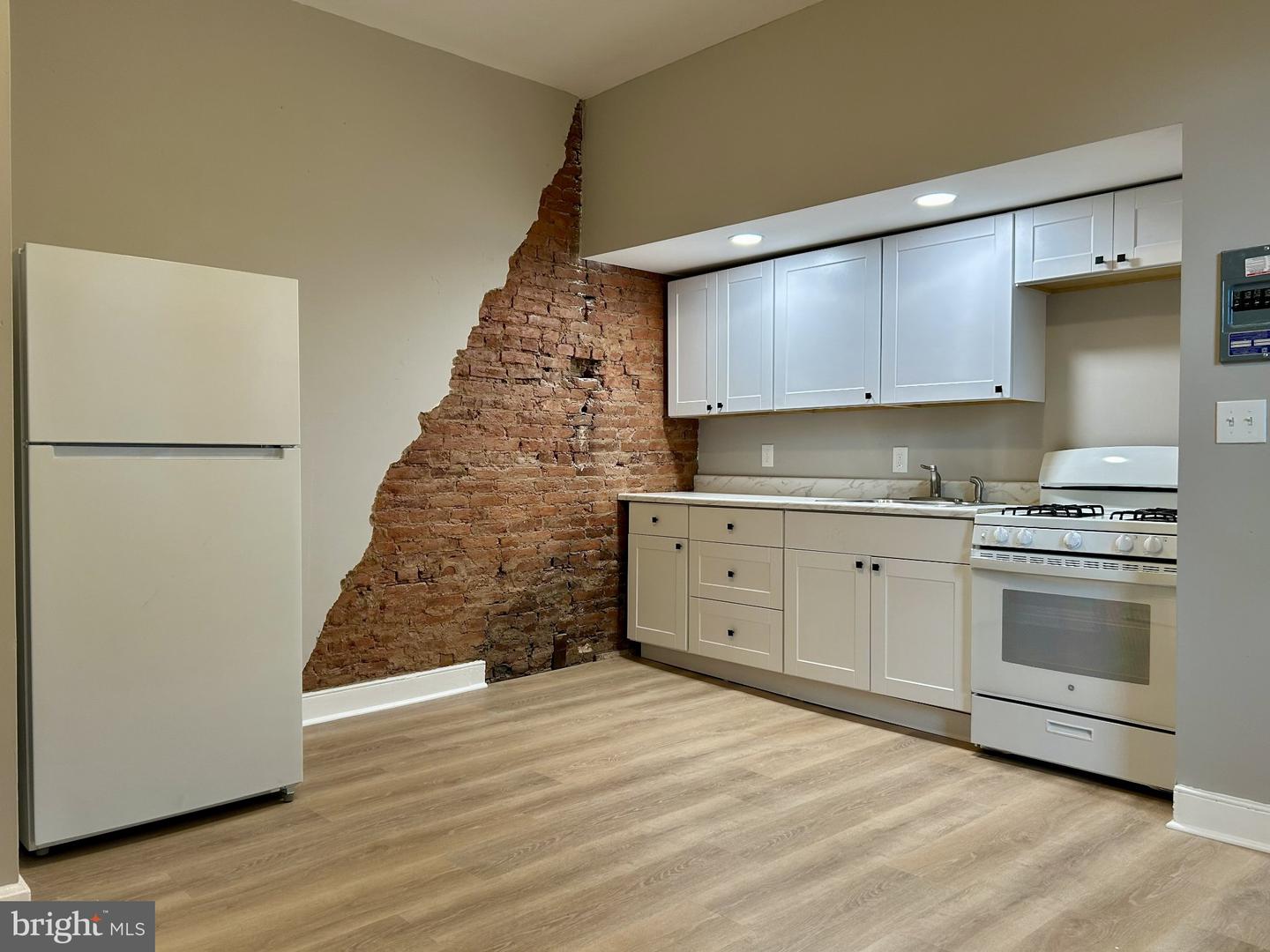 229 E KING ST #2 Property Photo 1