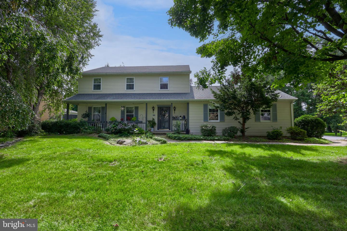 584 LAUREL LN Property Photo 1