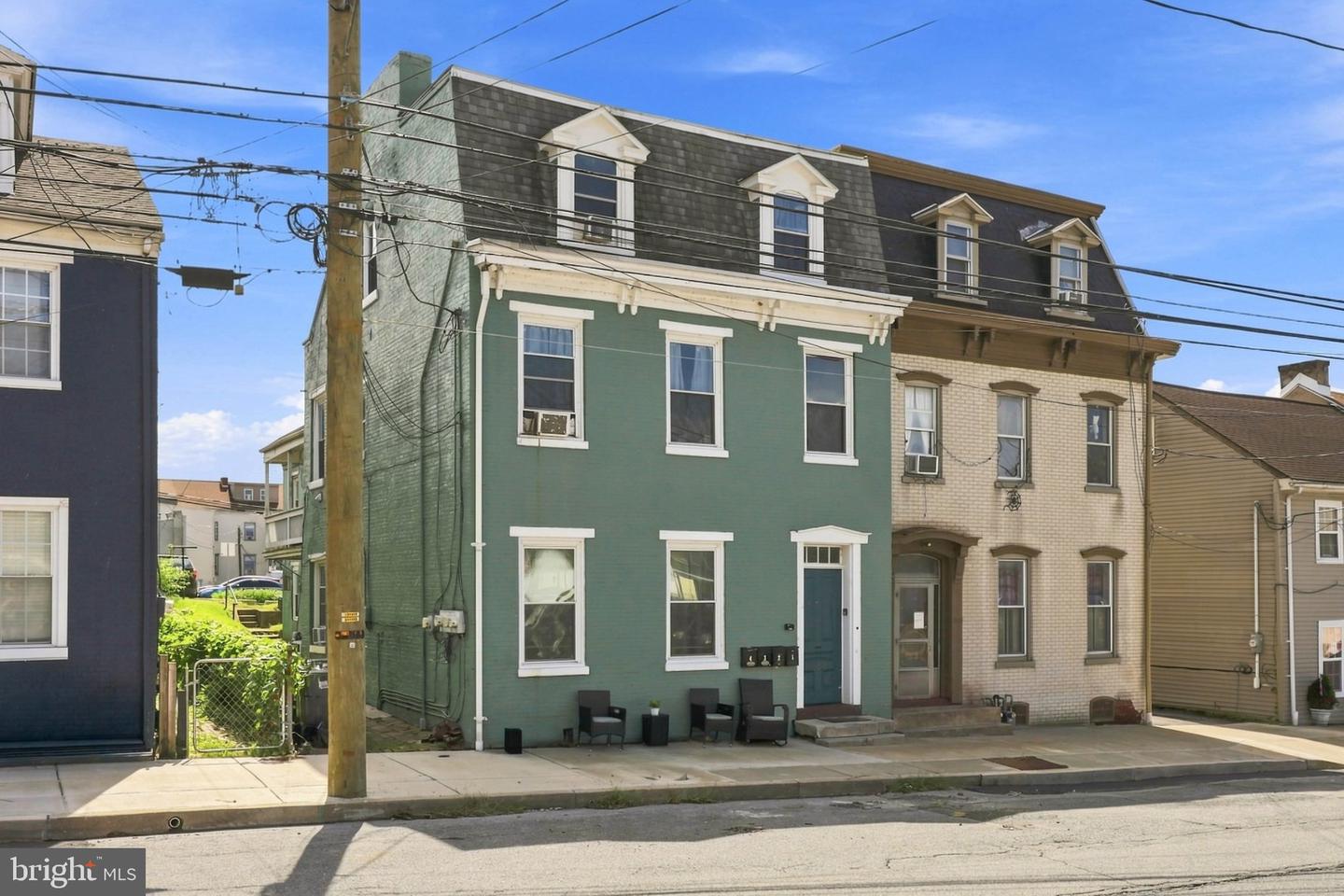 152 Walnut St Property Photo 4