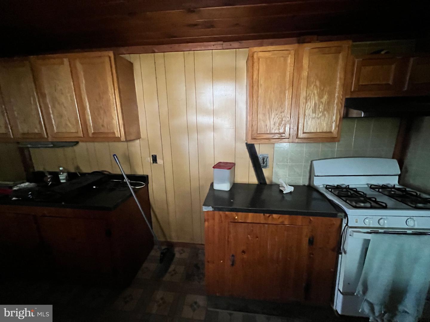 231 Lawrence St Property Photo 6