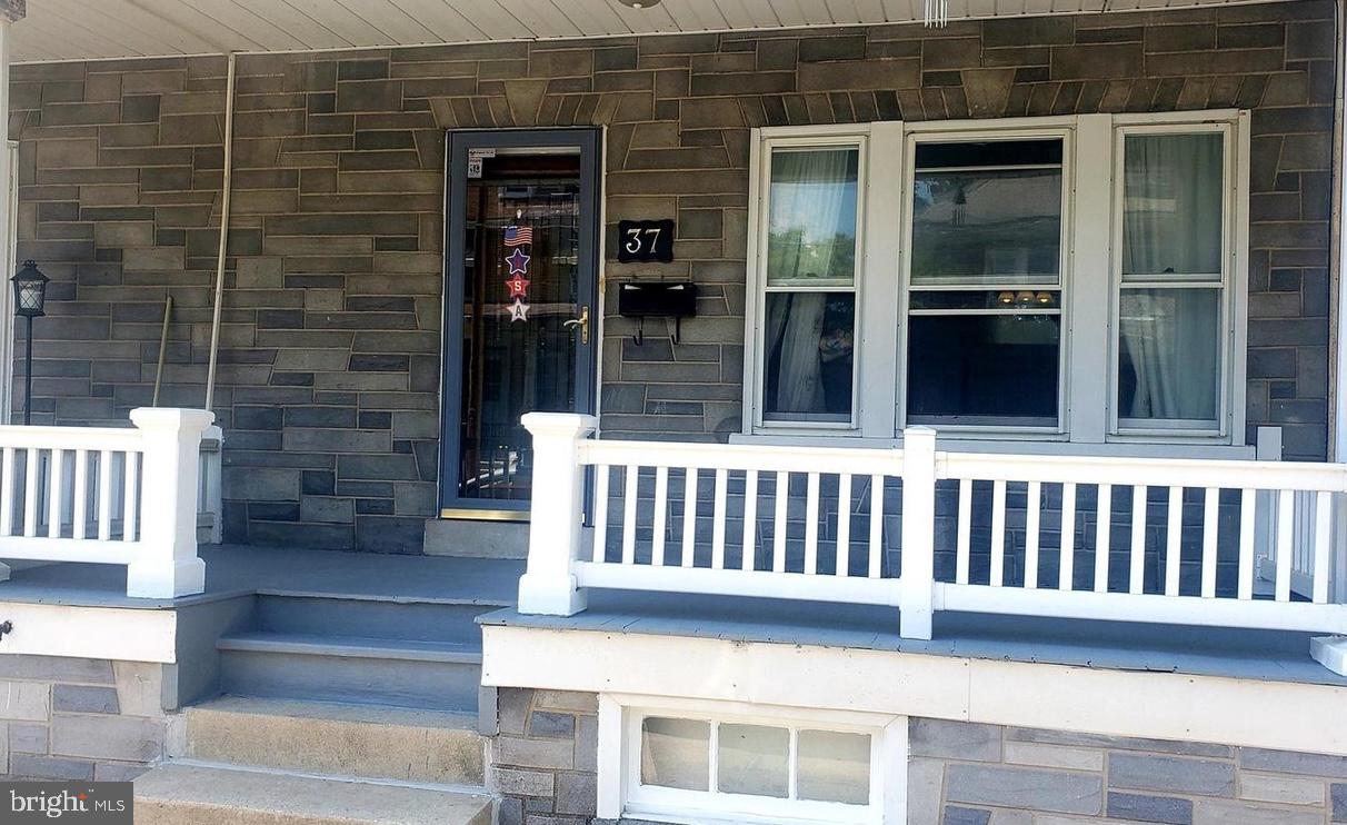 37 E WALNUT ST Property Photo 1