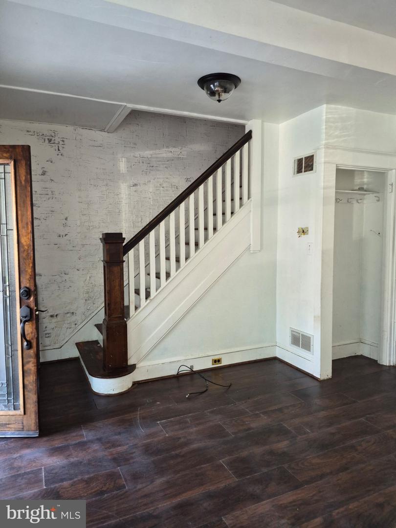 37 E Walnut St Property Photo 2
