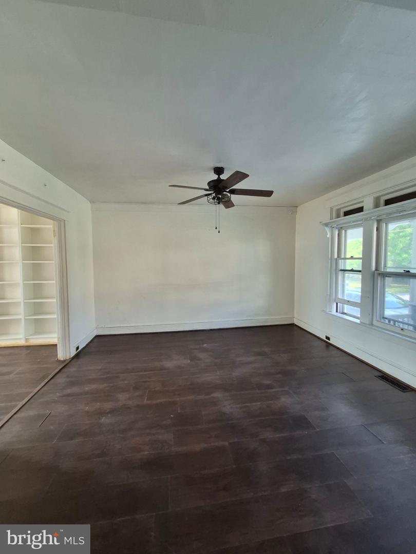 37 E Walnut St Property Photo 3