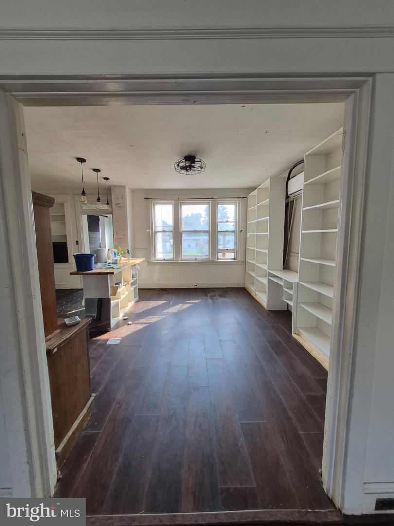 37 E Walnut St Property Photo 4