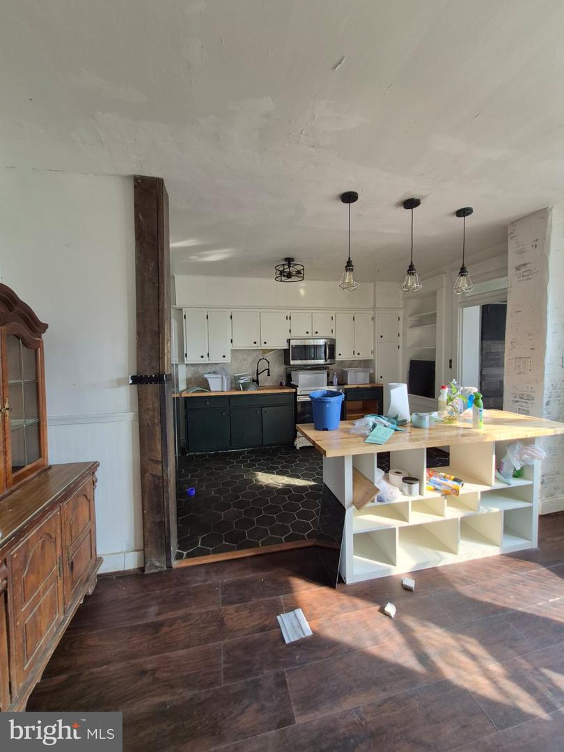 37 E Walnut St Property Photo 5