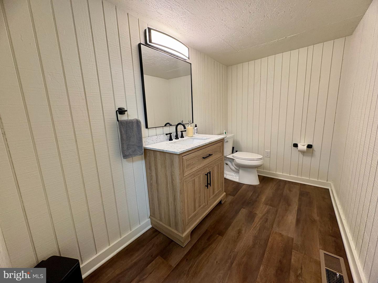 207 N Market St Property Photo 6