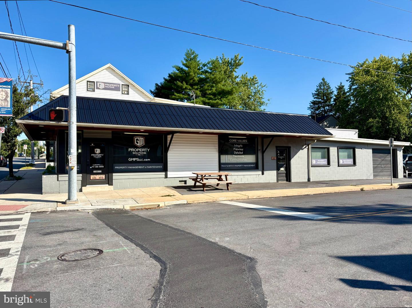 207 N Market St Property Photo 43