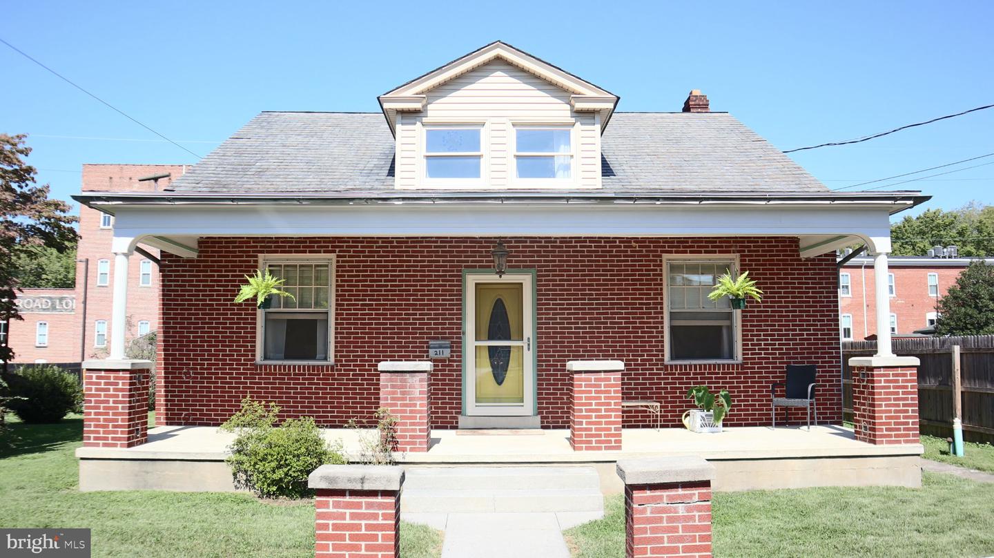 211 Broad St Property Photo 1