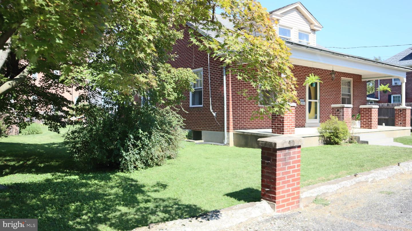 211 Broad St Property Photo 1