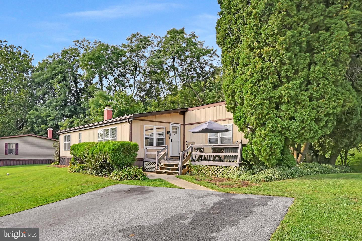 37 Kimberly Ave Property Photo 1