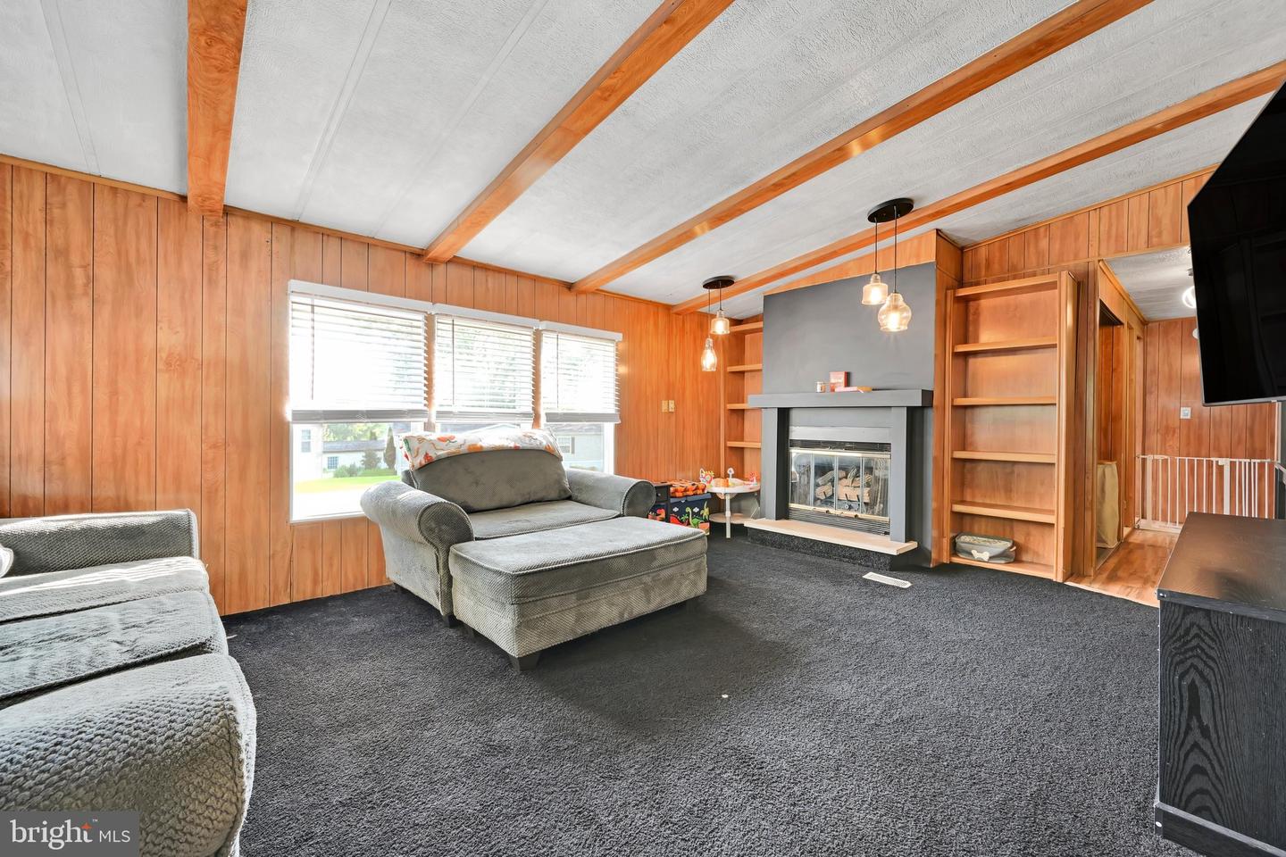 37 Kimberly Ave Property Photo 10