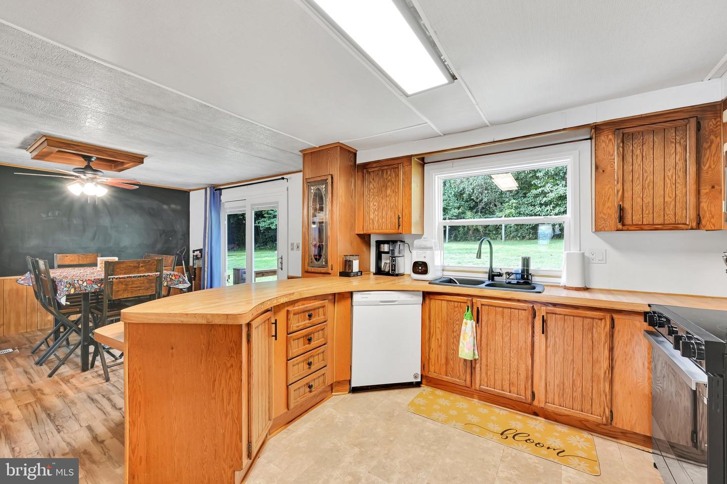 37 Kimberly Ave Property Photo 16