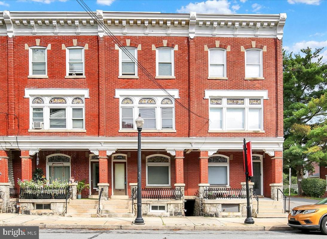 435 N QUEEN ST Property Photo 1