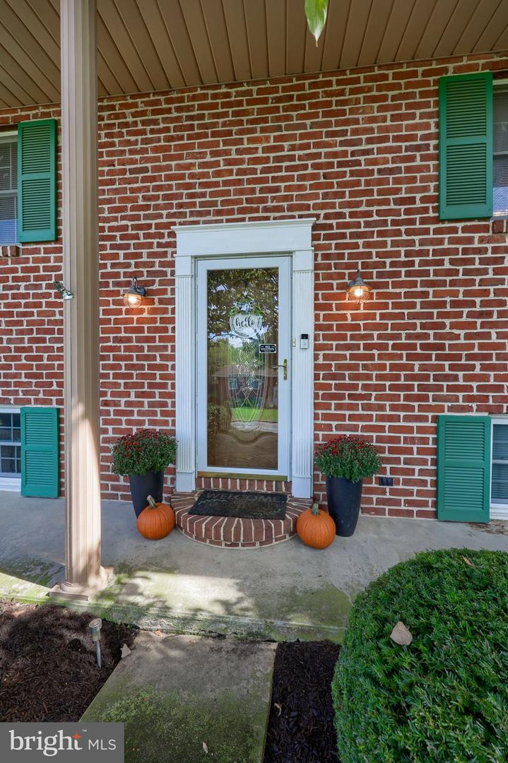 303 Broad St Property Photo 3
