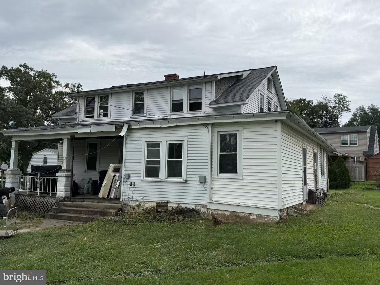 124 E Walnut St Property Photo 3