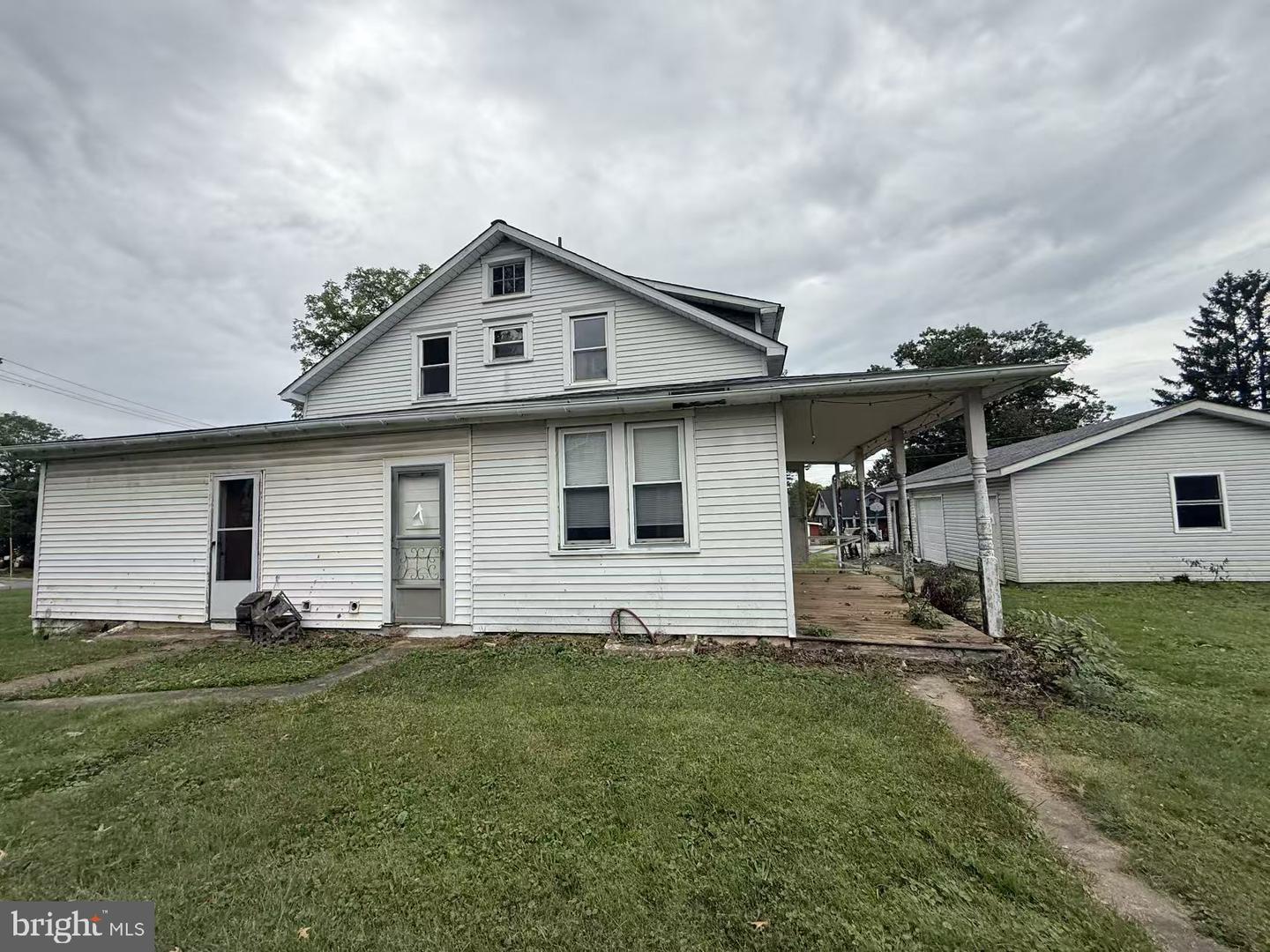 124 E Walnut St Property Photo 4