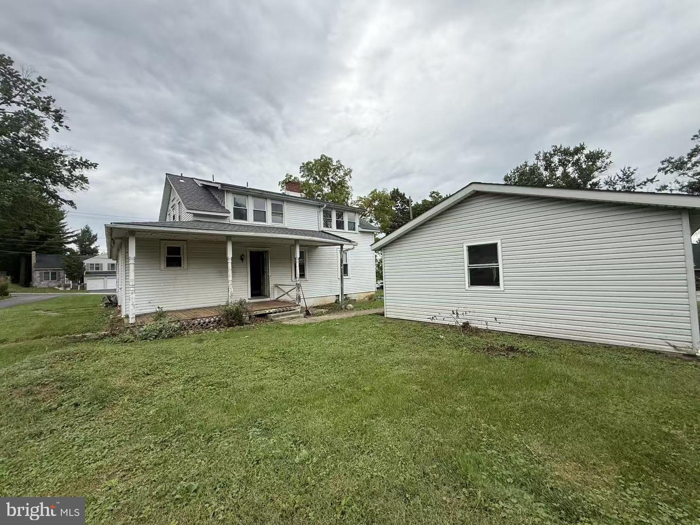 124 E Walnut St Property Photo 5