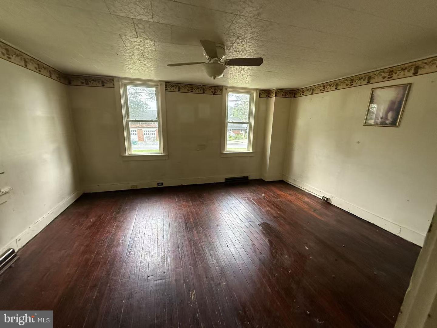 124 E Walnut St Property Photo 6