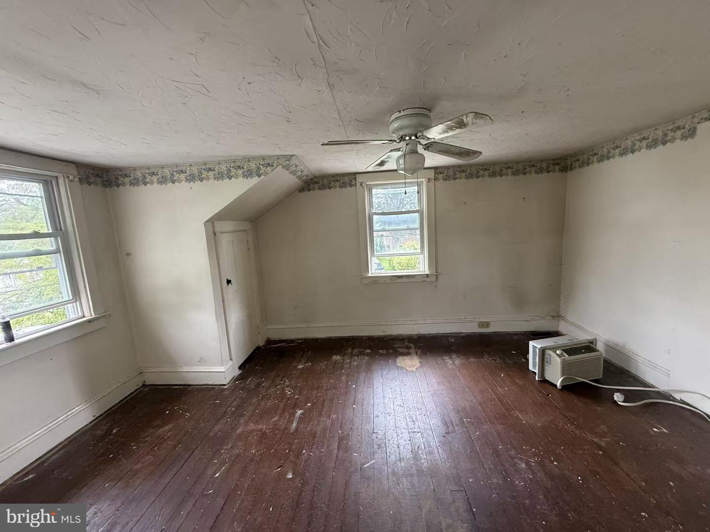 124 E Walnut St Property Photo 12
