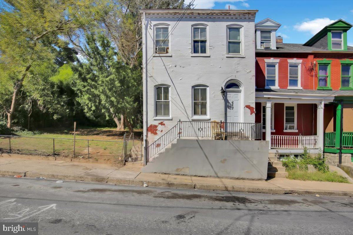 667 SAINT JOSEPH ST Property Photo 1