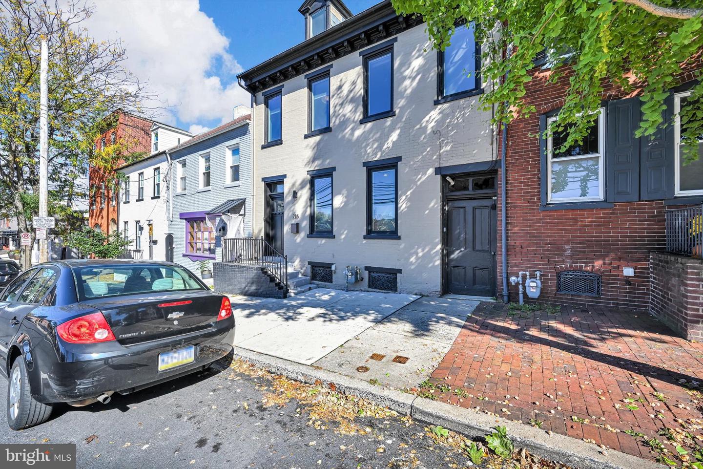 215 N LIME ST Property Photo 1