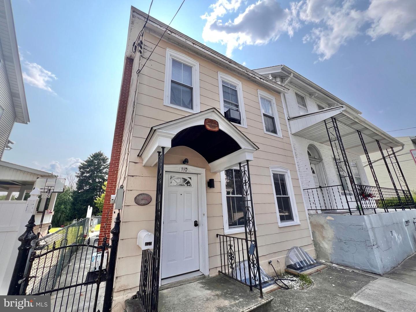 110 Front St Property Photo