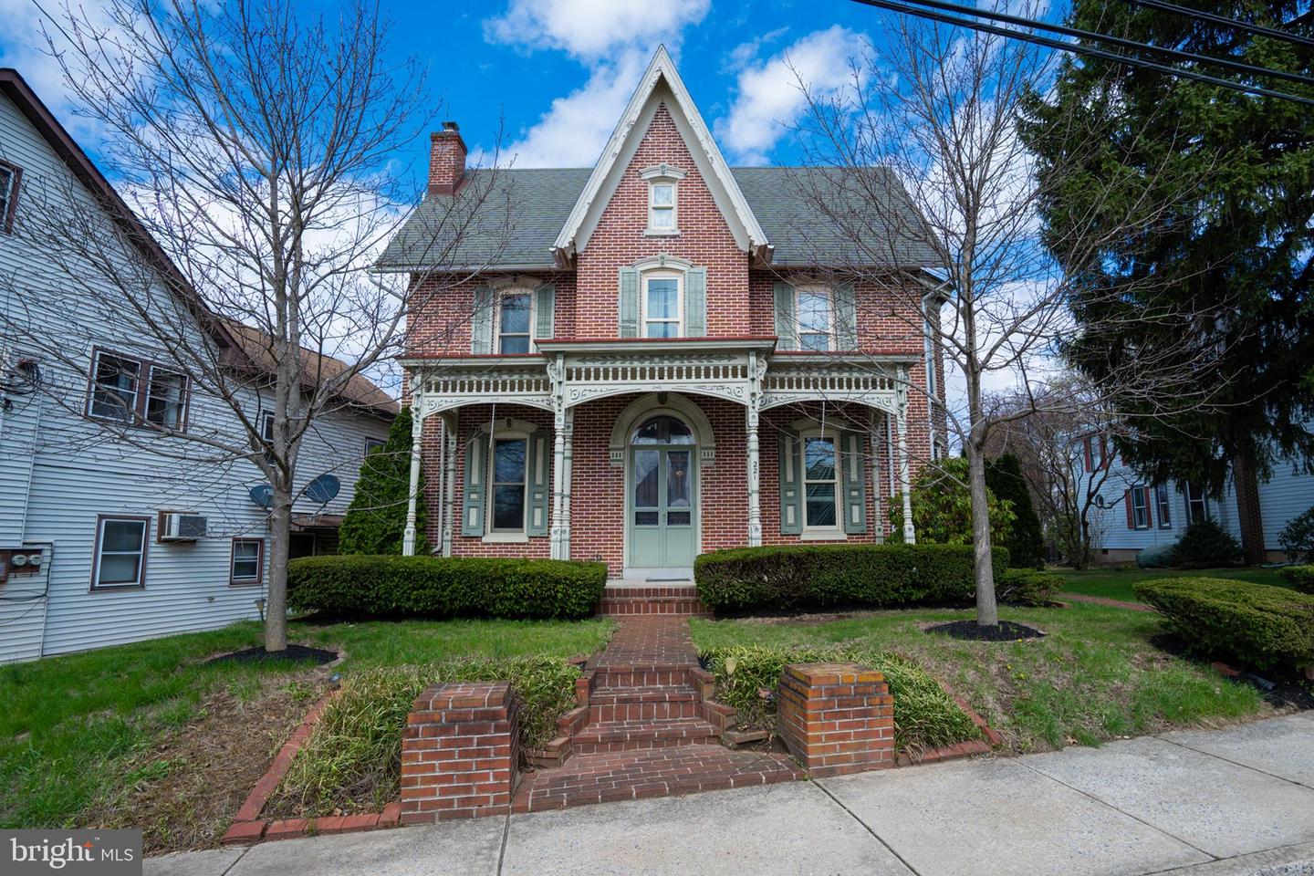 221 Franklin St Property Photo
