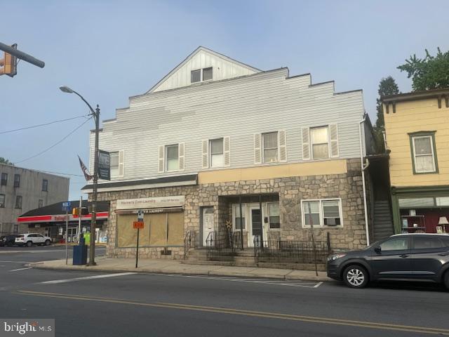 592 Main St Property Photo 1