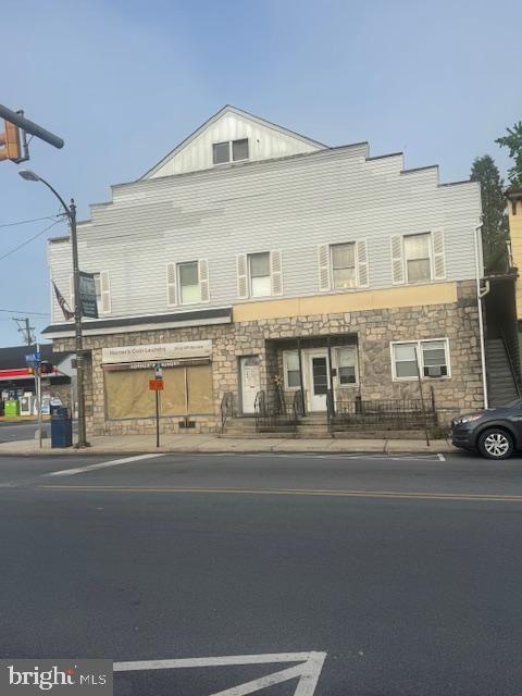 592 Main St Property Photo 2